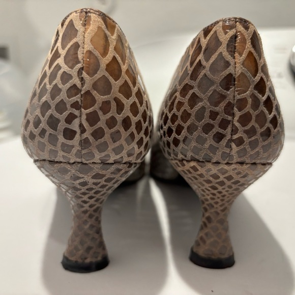 Stuart Weitzman Women’s Brown Heel - Picture 3 of 4